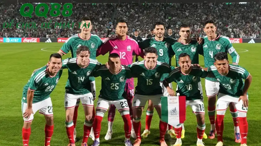 Tuyển Mexico hưởng lợi thế lớn từ sự cổ vũ của khán giả nhà và được thi đấu trong điều kiện độ cao quen thuộc Tuyển Mexico hưởng lợi thế lớn từ sự cổ vũ của khán giả nhà và được thi đấu trong điều kiện độ cao quen thuộc